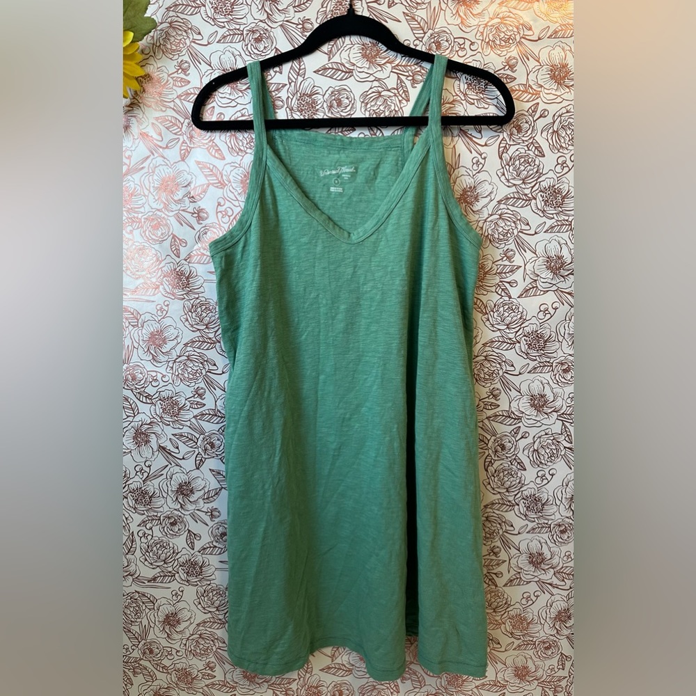 Never worn Universal Threads green dress size M